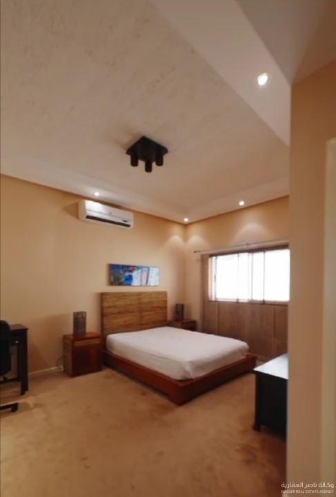 property 564 image 0