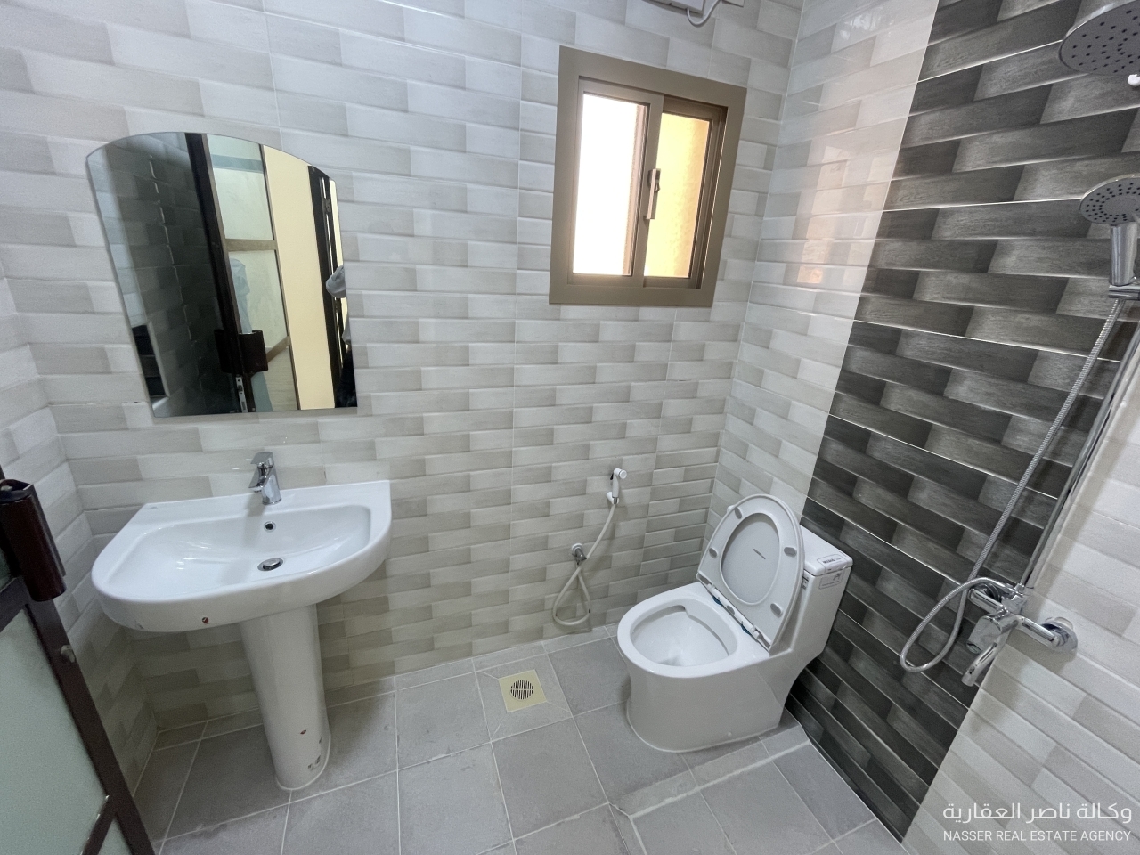 property 585 image 6